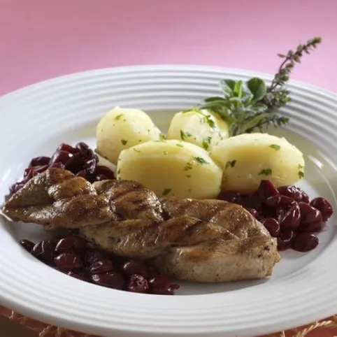 Fonott pulykamell forró meggyel recept