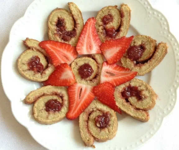 Chiás-eperlekváros zab piskótatekercs  recept