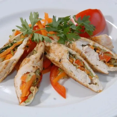 Zöldségcsíkokkal töltött pulykatekercs recept