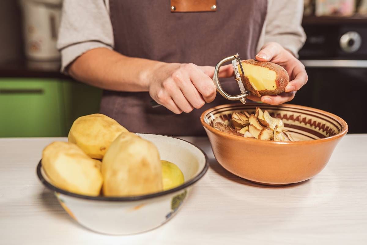 Ha te is macerásnak tartod a krumplihámozást, a nagyi tuti trükkjével megkönnyítheted a dolgod / Fotó: Shutterstock