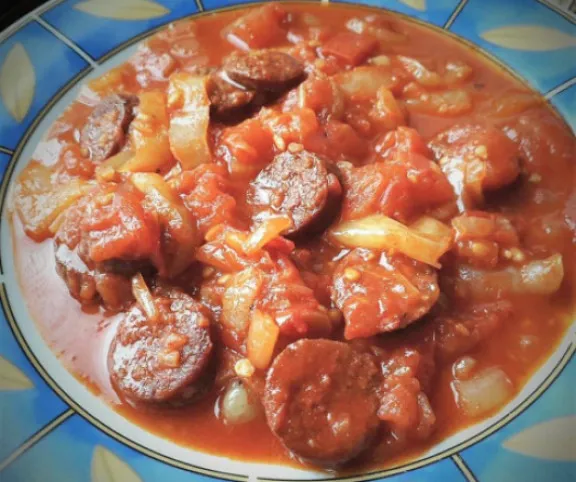 Egyszerű kolbászos lecsó recept