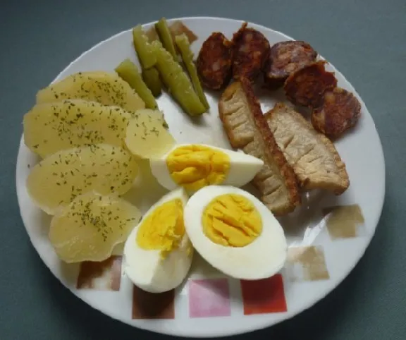 Falusi reggeli kolbásszal és szalonnával recept