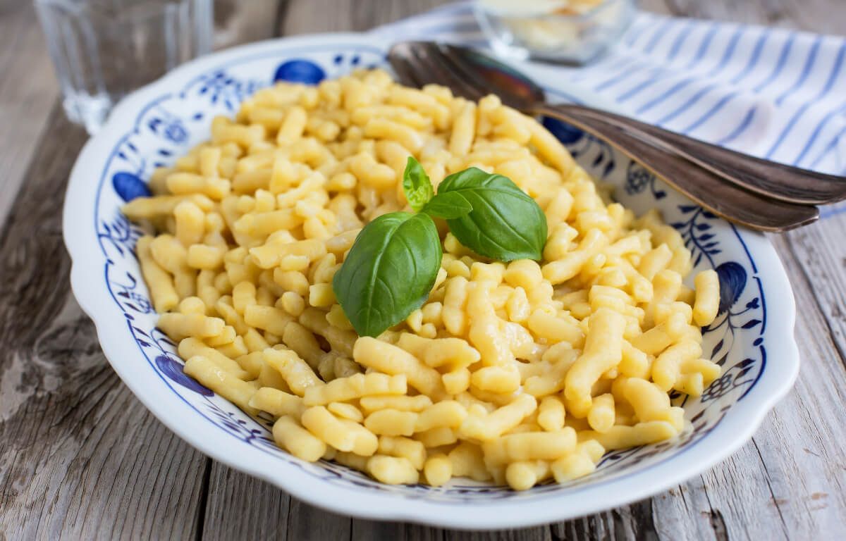 A Spätzle, azaz specli, melyet sajttal összesütve kínálnak, de szinte bármilyen feltétel elbír (Shutterstock)