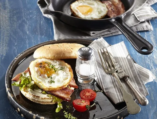 Hamburger tükörtojással és ropogós baconnel recept