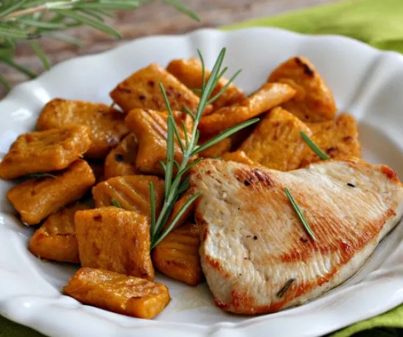 Rozmaringos pulykamell édesburgonyás gnocchival recept