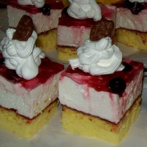 Tejszínes-túrós-gyümölcsös kocka recept