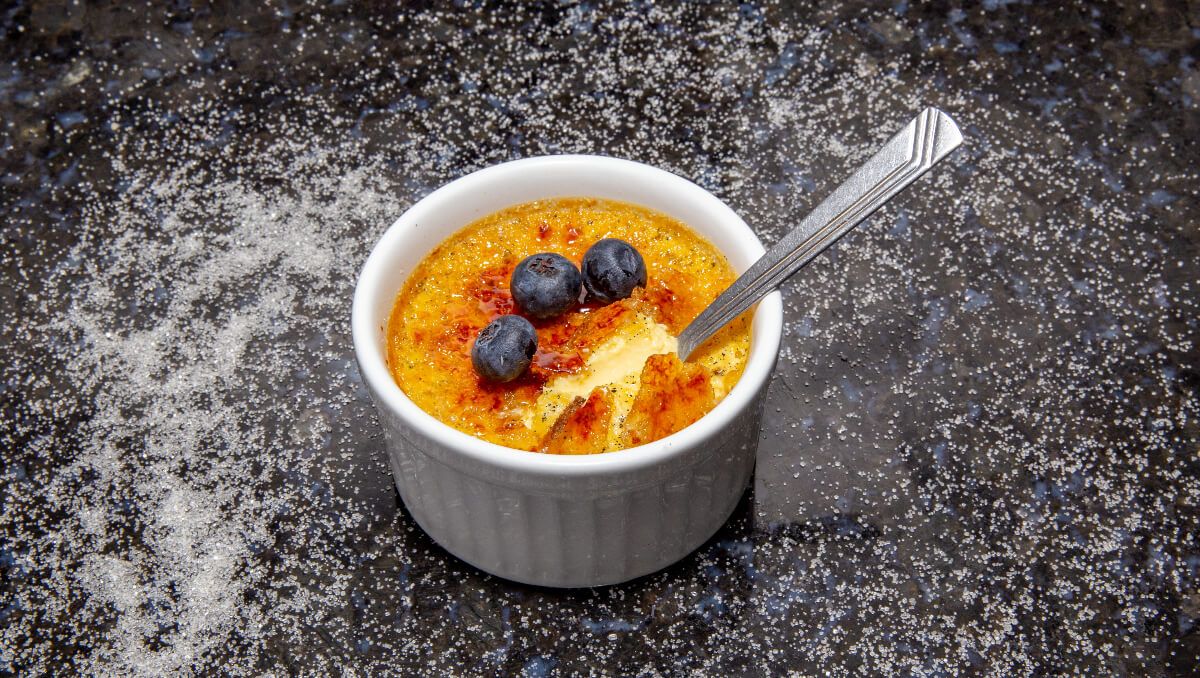 A créme brulée-t a karamellizált cukor teszi teljessé (Shutterstock)