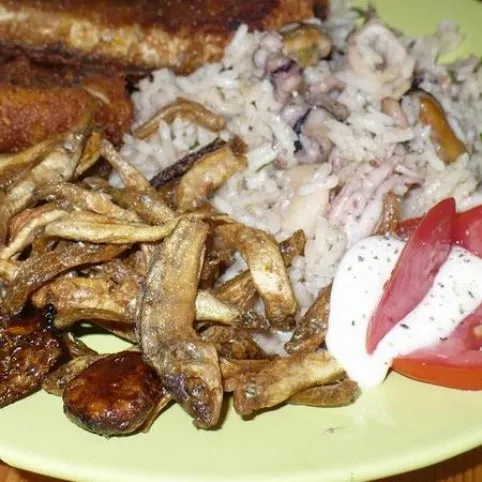 Fűszeres hekk tenger gyümölcse rizottóval és halchips-szel recept