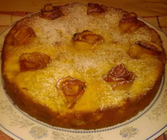 Almatorta rózsákkal recept