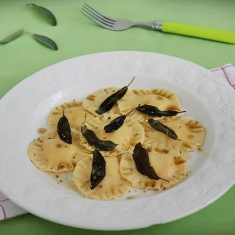 Sütőtökös ravioli zsályás vajjal recept