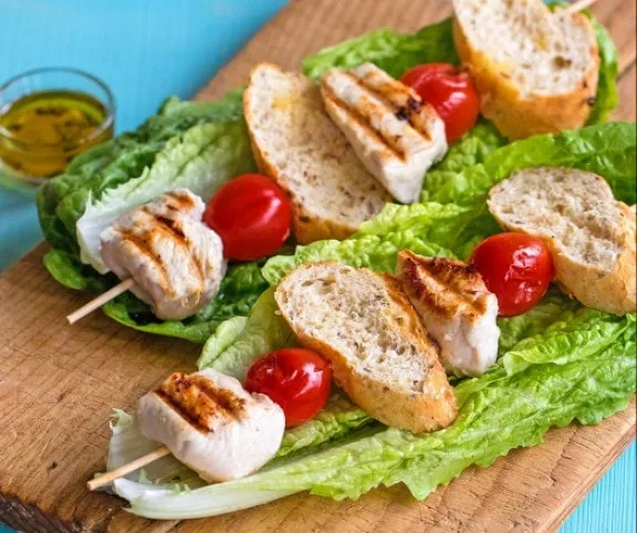 Cézár saláta nyárson tálalva recept