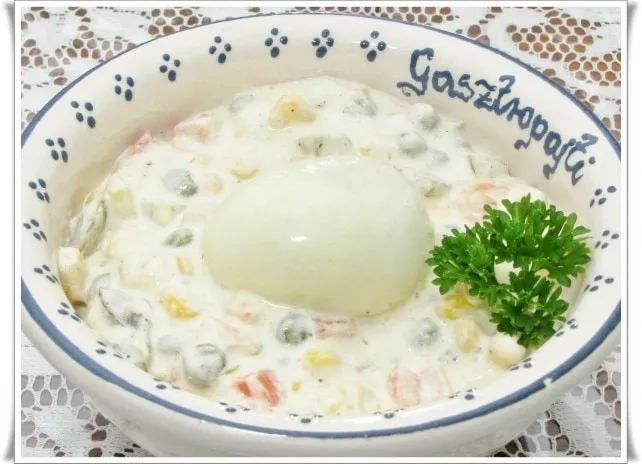 Kaszinótojás franciasaláta talpon (hidegtál) recept
