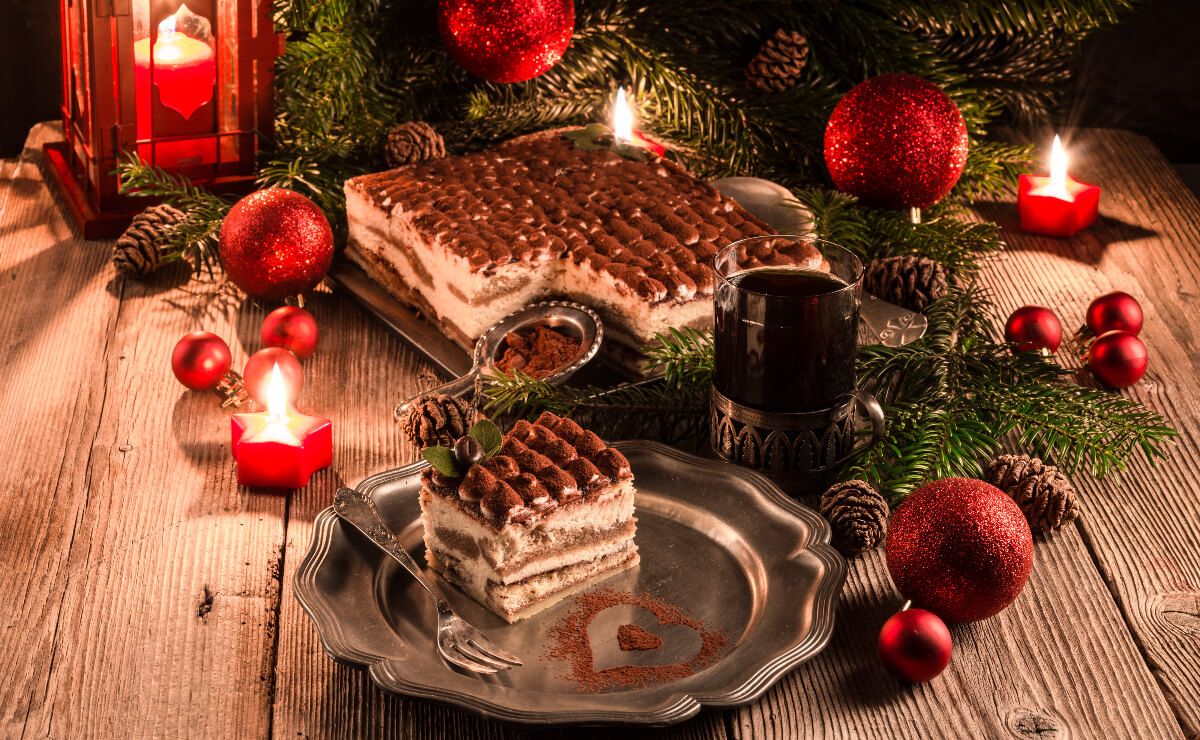 Ha az utolsó réteg mascarponét habzsákba töltjük, csinos félgömböket formázhatunk a tiramisu tetejére (Shutterstock)