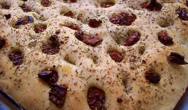 Régen hamuban sült, ma magas hőfokon, gyorsan készül a focaccia