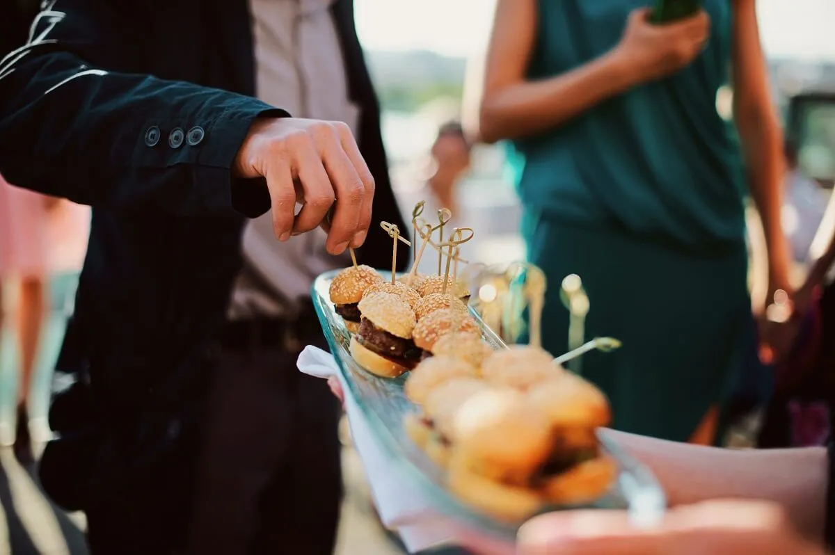 A nő szólt több vendégnek is, hogy ne egyenek az ételből /Fotó: Shutterstock