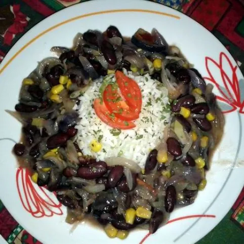 Mexikói hagymás bab zöldséges rizzsel recept