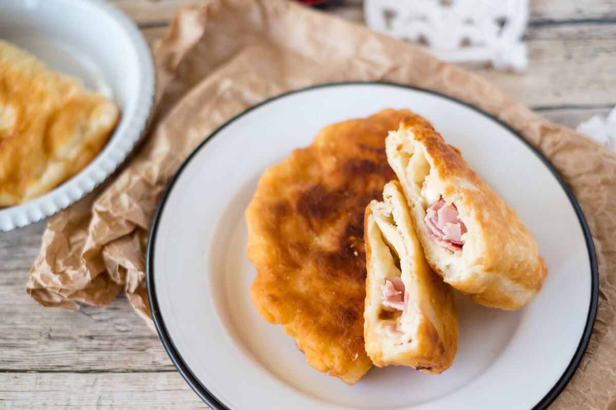 Sajttal sonkával töltött lángos recept