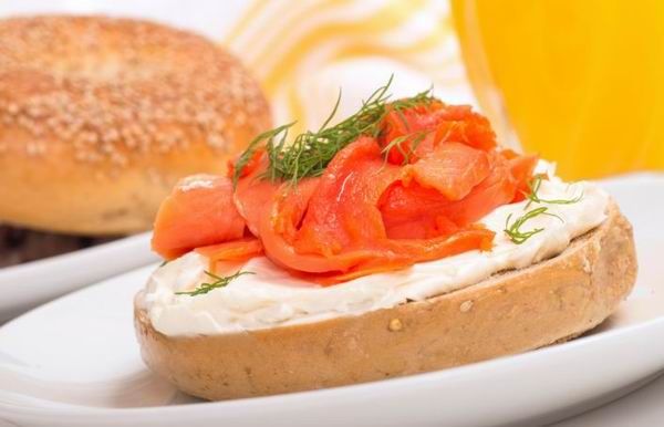 A krémsajt és a kapor jó barátai a füstölt lazacnak, például egy friss bagelben