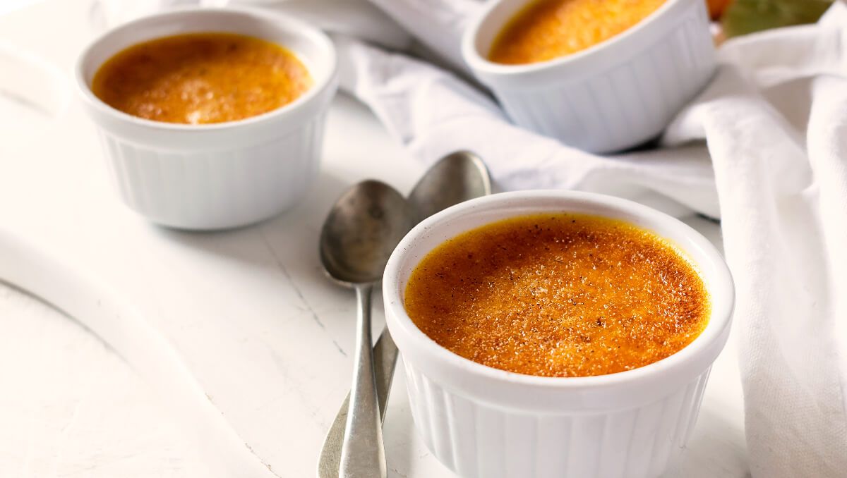 Így készül a tökéletes créme brulée (Shutterstock)