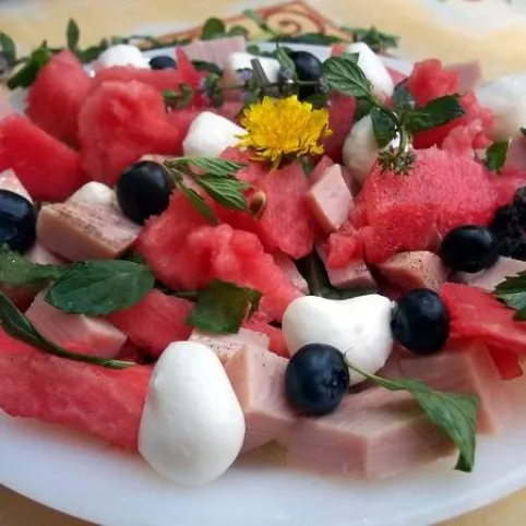 Mentás dinnyesaláta sonkával és mozzarellával recept