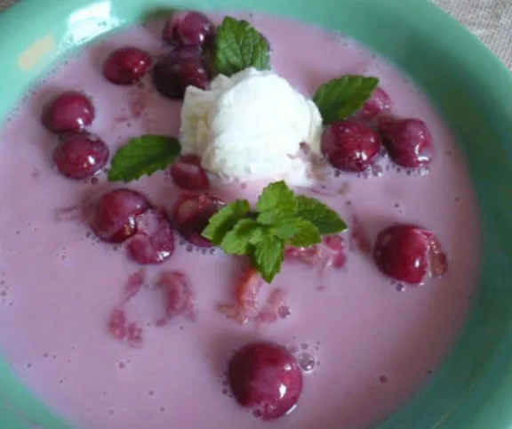 Meggyleves vanília fagylalttal recept