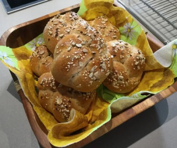 Éjjel kelesztett rozsos zsemlék recept