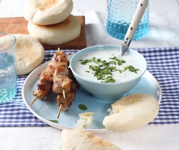 Csirkekebab pitával és tzatzikivel recept