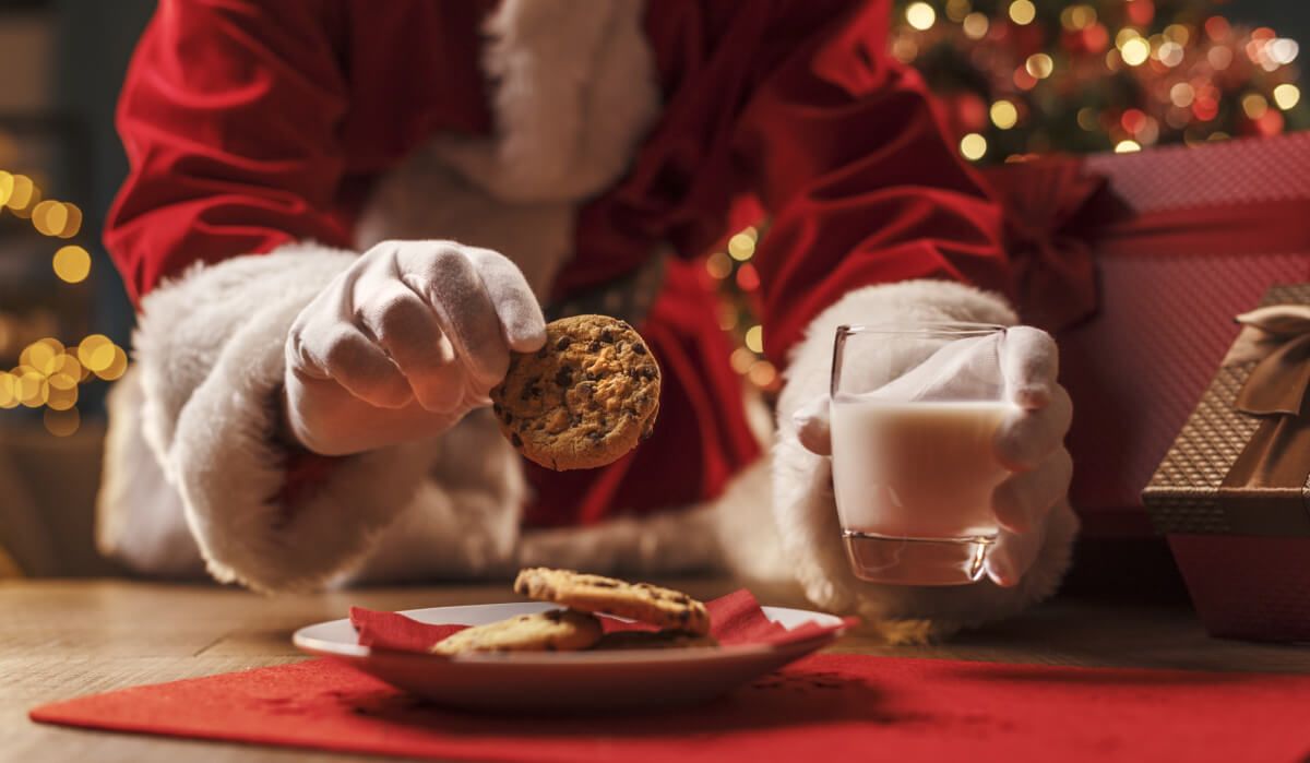 A gyerekek az ajándékért cserébe tejet és kekszet tesznek ki a Mikulásnak (Fotó: Shutterstock)