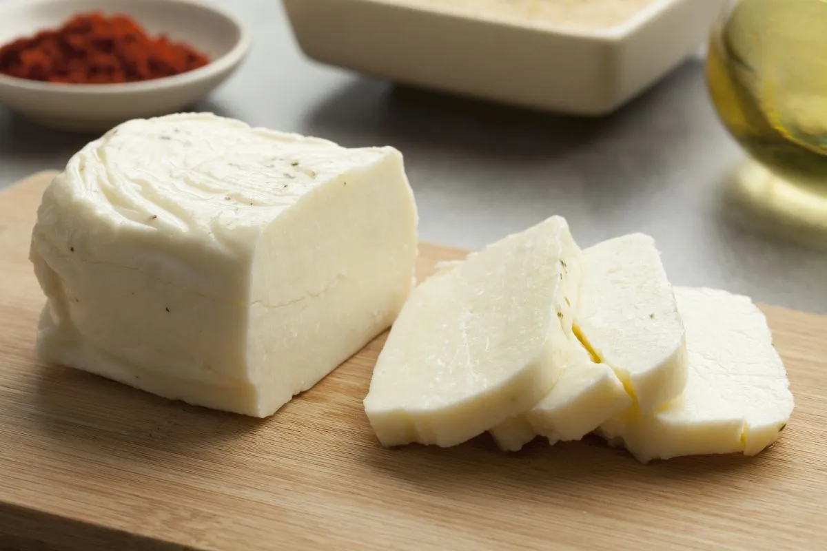 A halloumi nyersen is fogyasztható, de sütve az igazi (Fotó: Shutterstock)