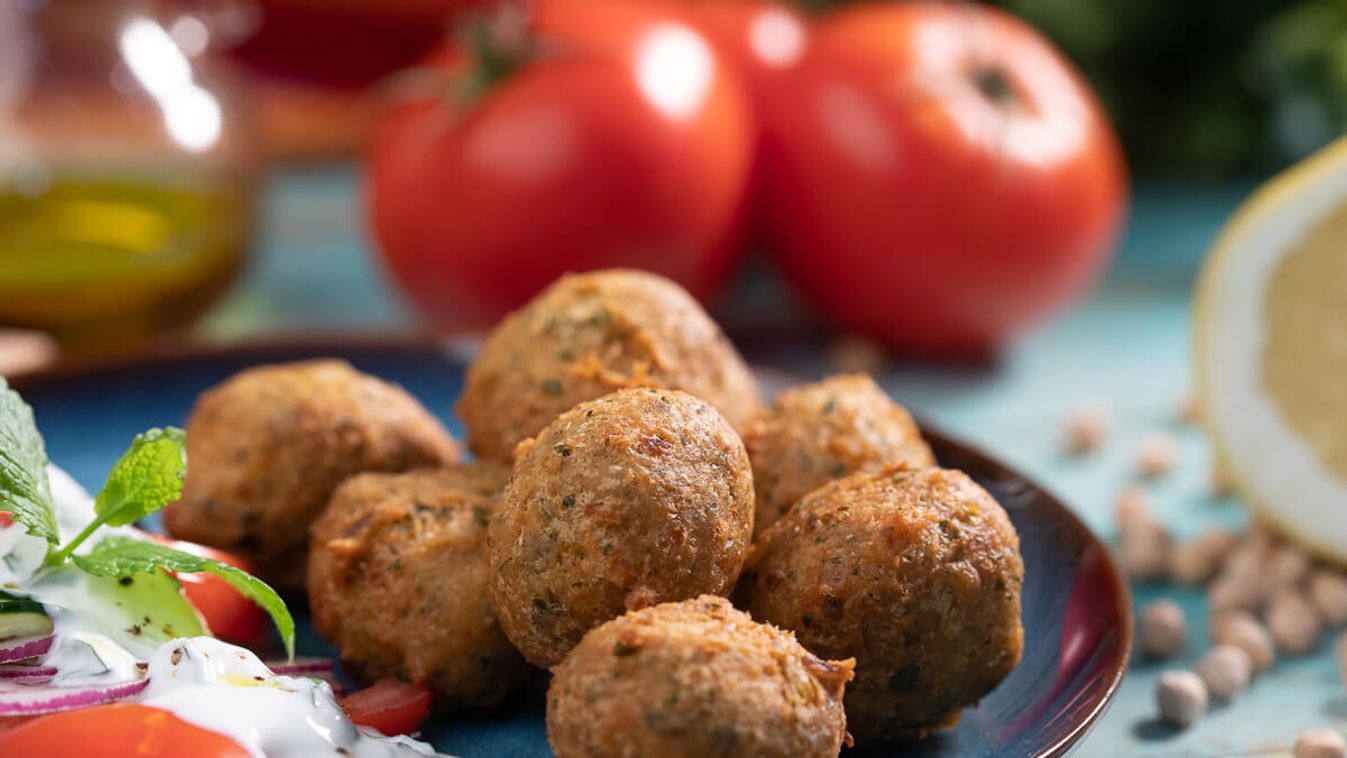 Falafel mentás-joghurtos zöldségekkel recept