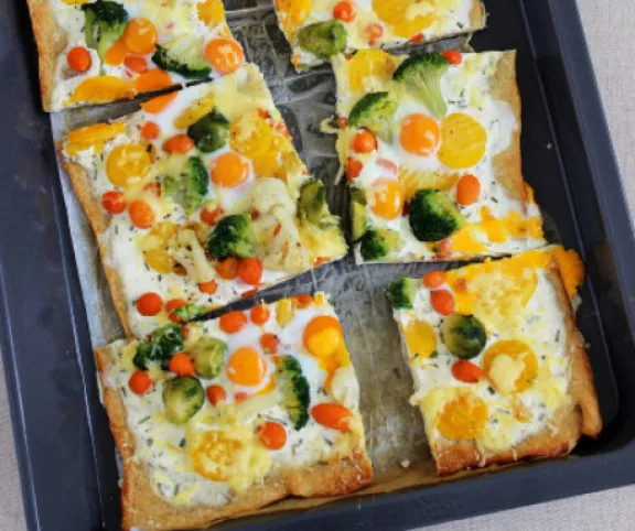 Füstölt sajtos-zöldséges pizza recept