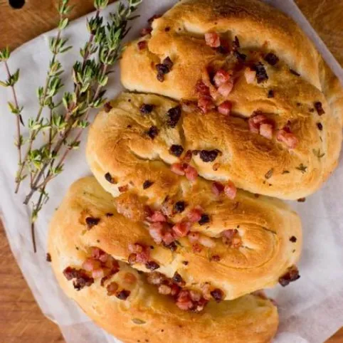 Baconös kígyó-kenyér recept