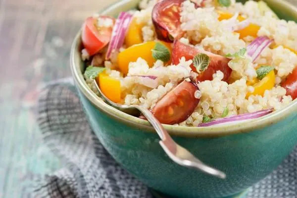 A quinoa gluténmentes nagyon egészséges gabona, ráadásul gyorsan meg is fő