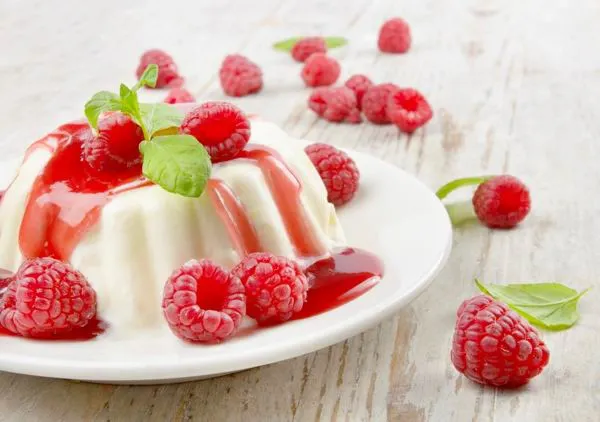 Panna cotta - egyszerű és lenyűgöző desszert, minden szezonális gyümölccsel isteni!