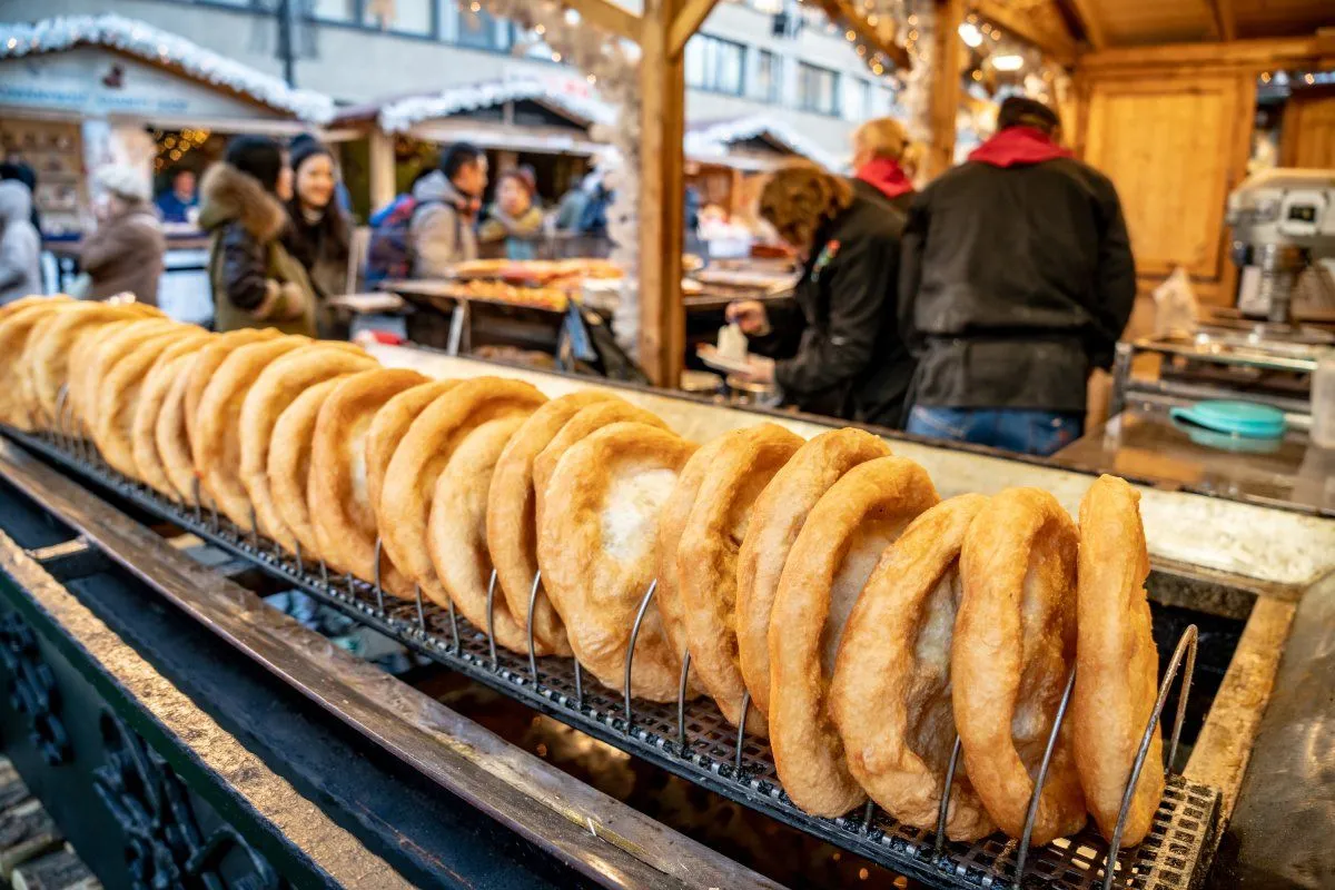 A gasztronómiai kiállítók a hagyományos magyar étel- és italkultúra karácsonyi ünnepkörhöz kapcsolódó értékeit kínálják. / Fotó: Shutterstock