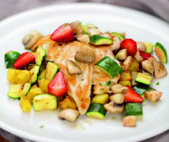 Serpenyőben sült pulykamell gombás eperraguval és bazsalikomos burgonyával recept