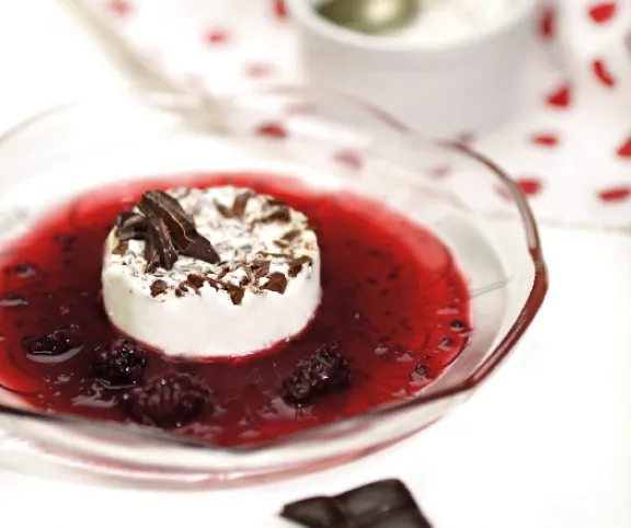 Csokis panna cotta erdeigyümölcs-szósszal recept