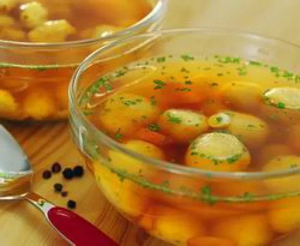 Tyúkhúsleves aranyos grízgombóckákkal recept