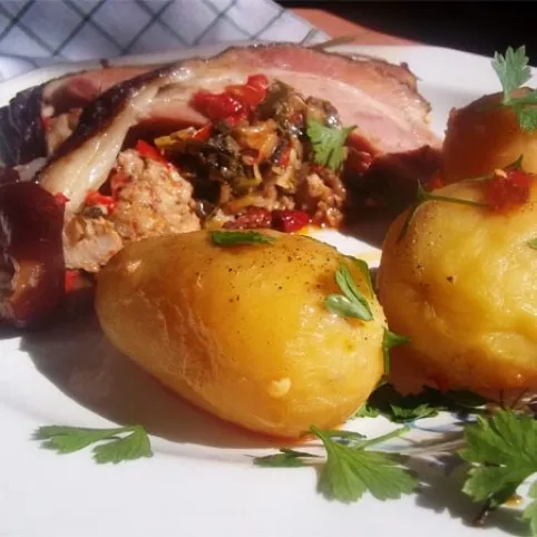 Darált hússal töltött sörös csülök vele sült krumplival recept