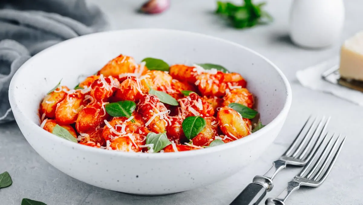 Paradicsomszósszal, friss bazsalikommal egyszerűen mennyei a gnocchi (Shutterstock)