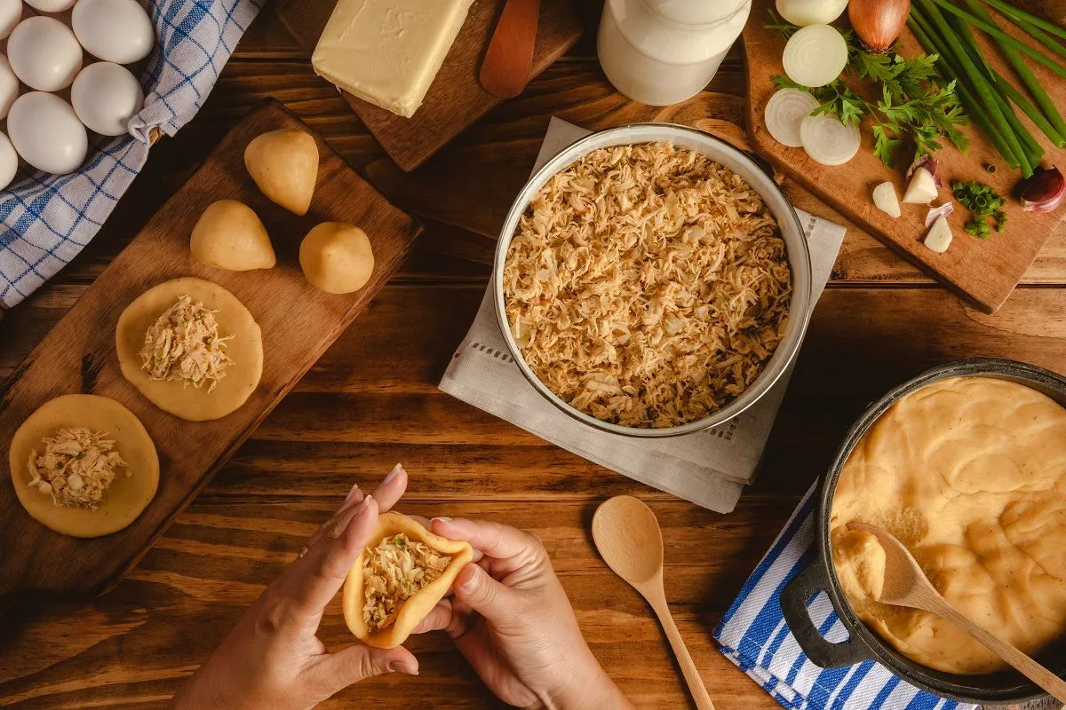 Így készül a brazil csirkekrokett, a coxinha /Fotó: Shutterstock