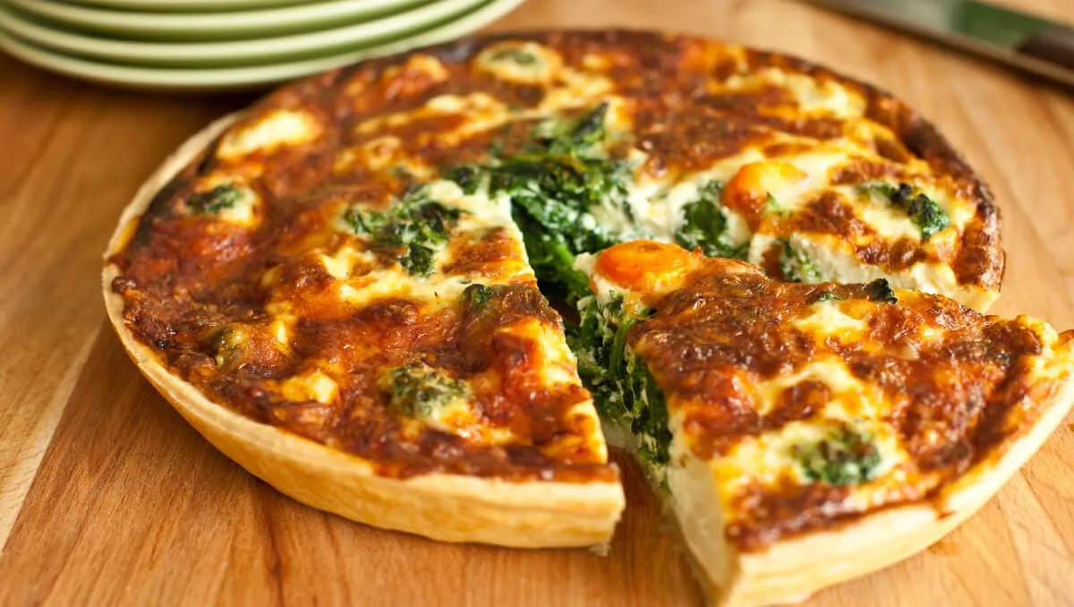 A quiche igazából sós pitetorta, készíthető spenóttal, aranybarnára sült sajtos töltelékkel (Shutterstock)