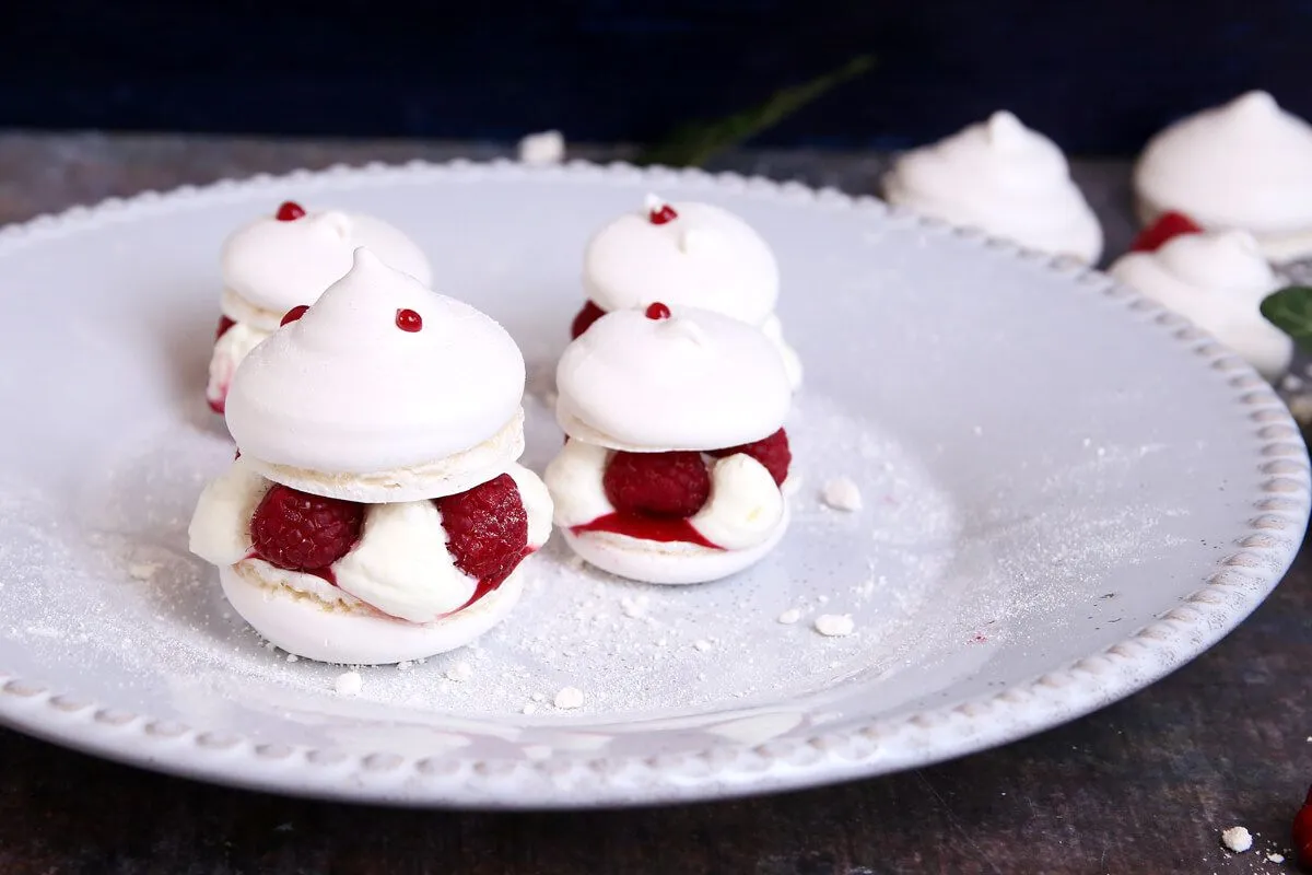 Málnás-túrókrémes mini pavlova