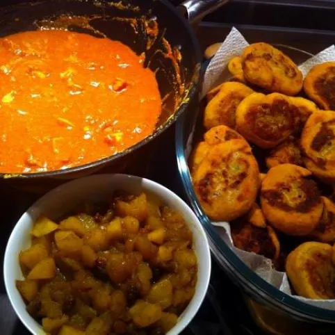 Indiai vajas csirke fűszeres krumplitekerccsel és alma-mazsola chutney-val recept