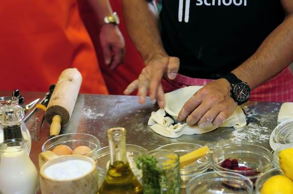 Készül a quiche: így kell ügyesen kibélelni tésztával a formát