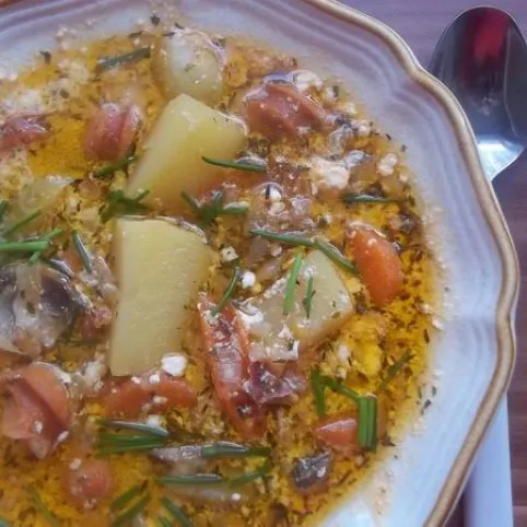 Tejfölös-zöldséges krumplileves lecsókolbásszal recept