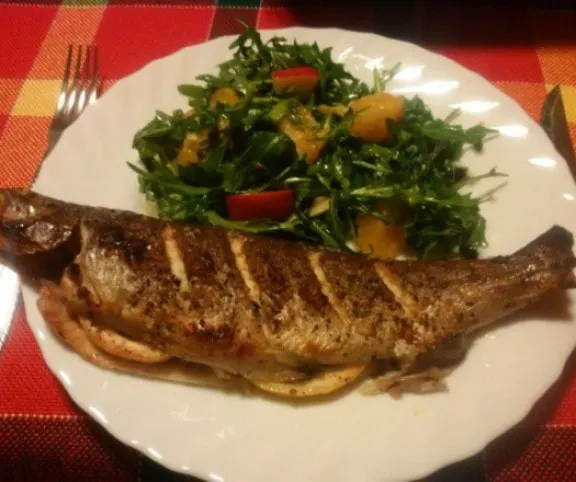 Sült pisztráng narancsos-almás rukkolasalátával recept