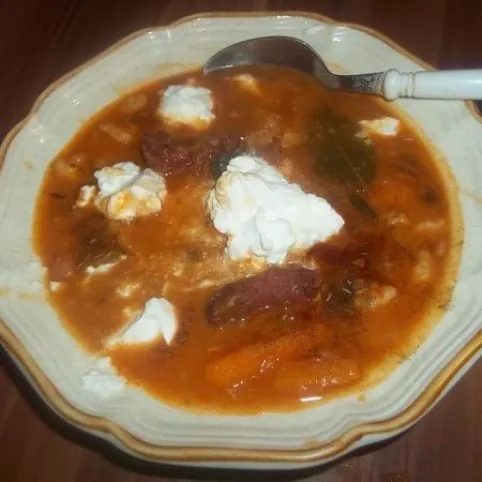 Tejfölös bableves füstölt pörccel és csipetkével recept