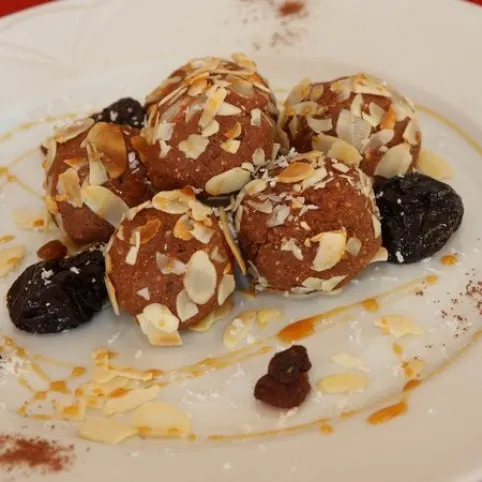 Aszalt szilvás-mandulás golyó recept