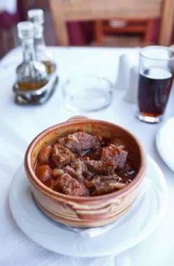 Stifado, a görög fűszeres marharagu